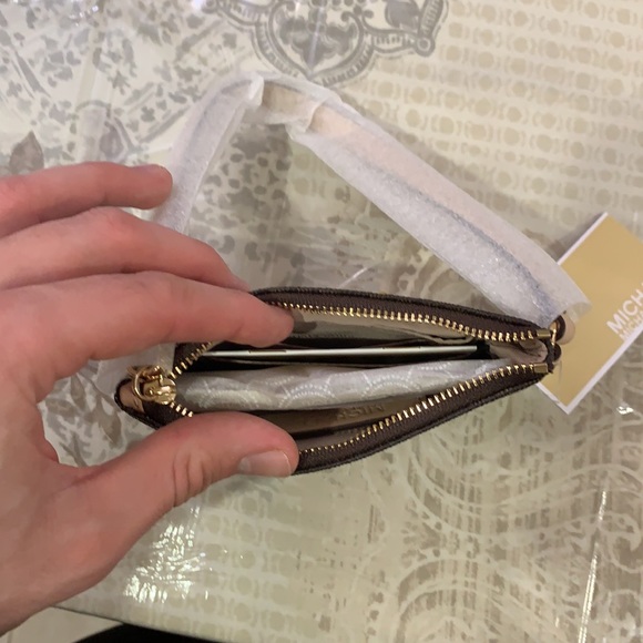 Michael Kors wristlet - Picture 3 of 3